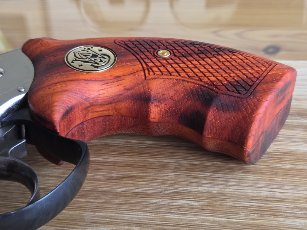 Plaquettes de crosse en bois artisanal RGOLIAM sur revolver de collection catégorie D