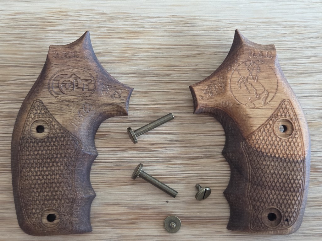 Poignées de revolver en acacia pour Colt 1902 Alaskan et Colt 1878 tous calibres (.45 LC, .44-40, etc.)